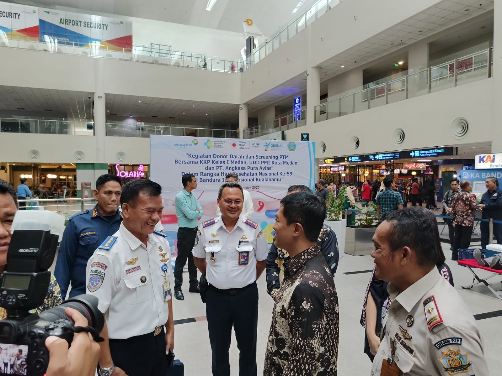 Satpol PP P. Siantar Tertibkan Atribut Peserta Pemilu