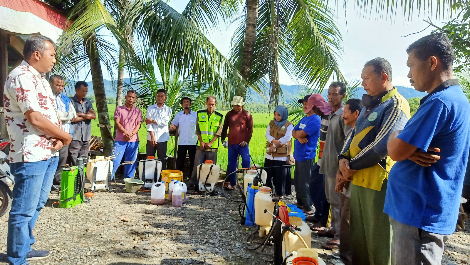 Lab PHP Semprot Massal Hama Padi Petani Abdya