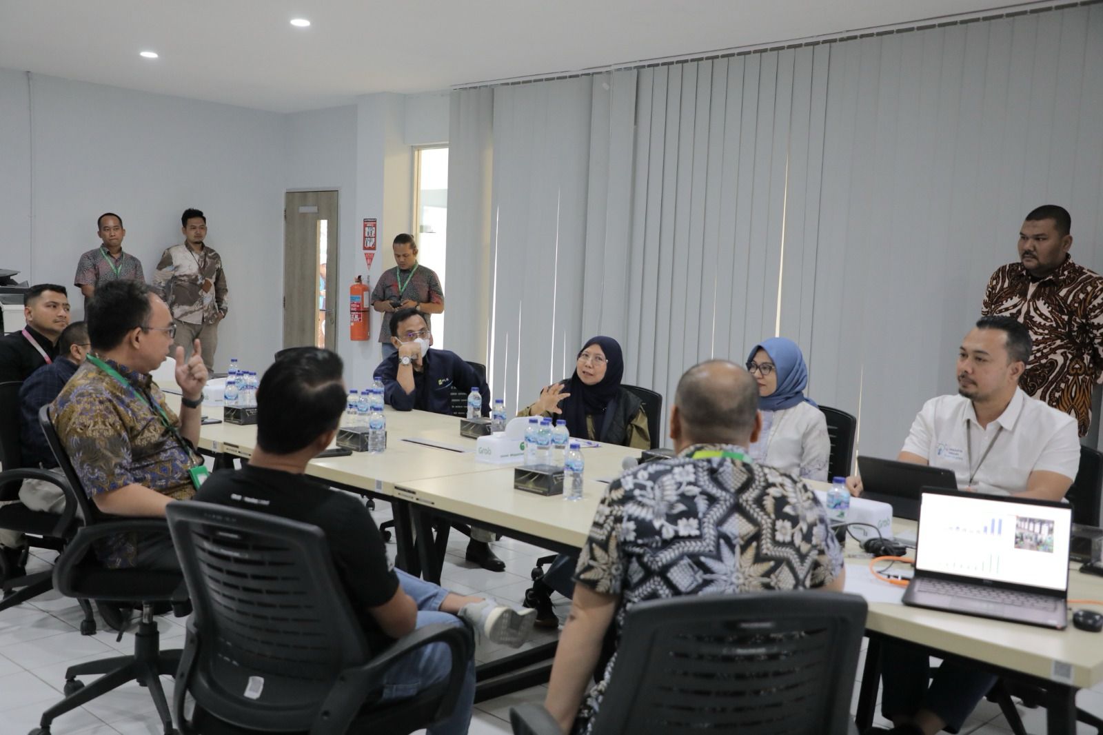 Pastikan Ekosistem Kendaraan Listrik Di Sumut, Direktur Niaga PLN Kunjungi PT Grab Indonesia