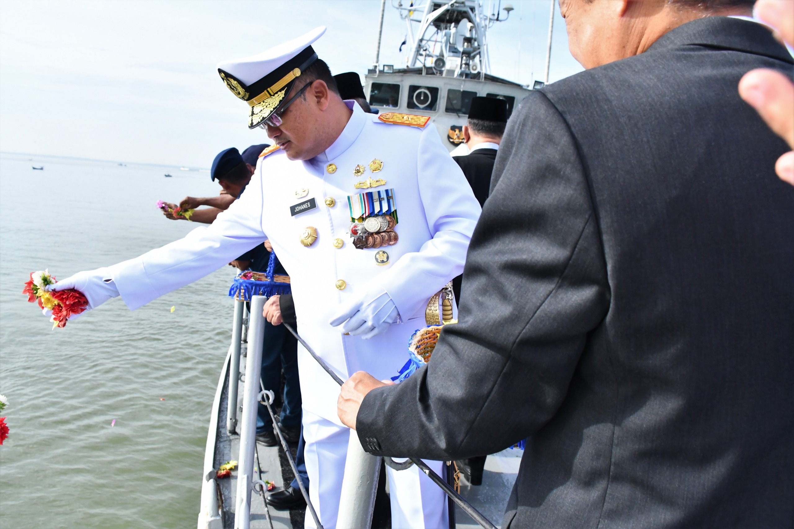 Lantamal I Tabur Bunga Di Laut Peringati Hari Pahlawan