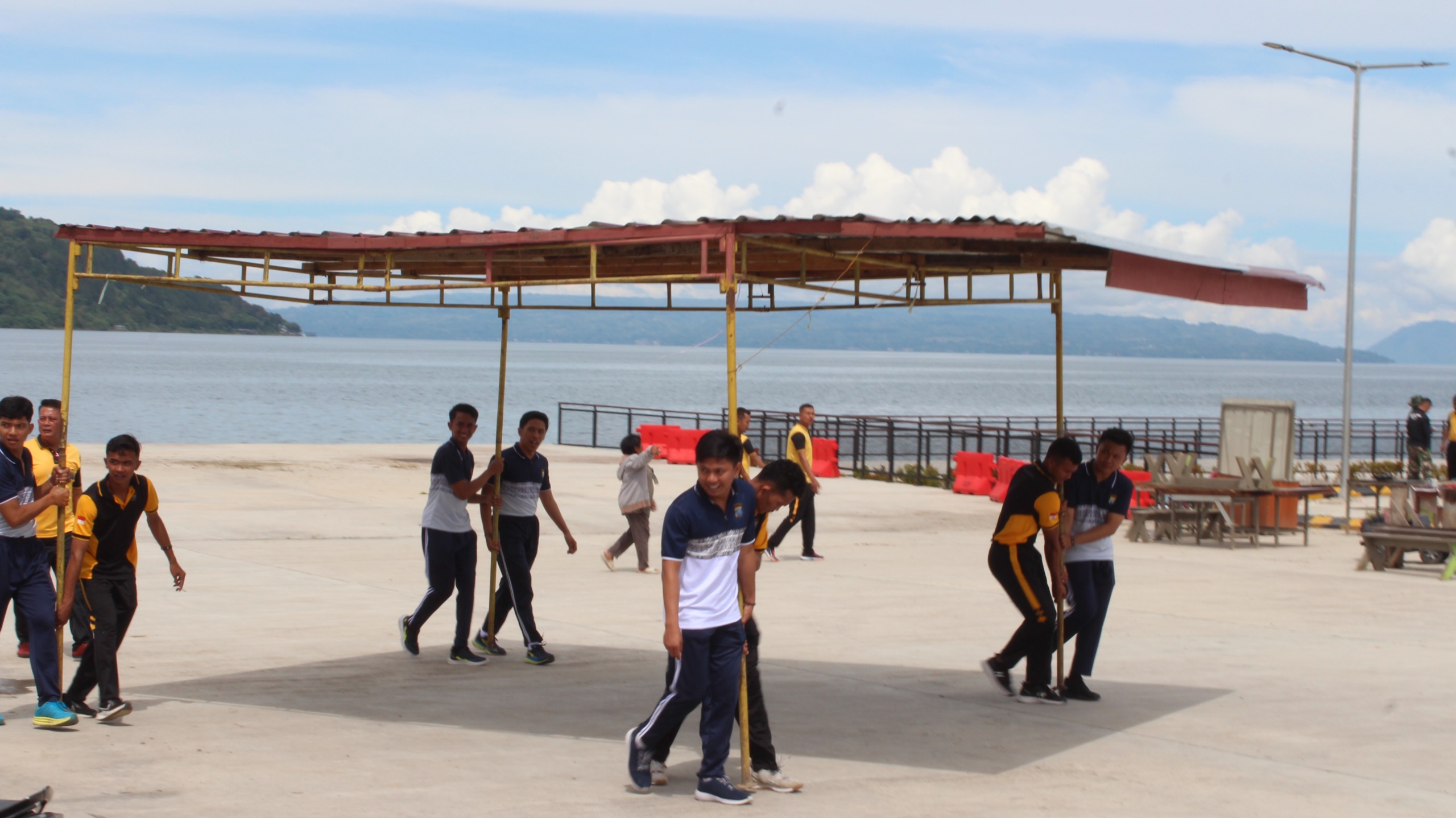 Jelang Aquabike Jetski World Championship, Polres Toba Gotong Royong Bersihkan Venue