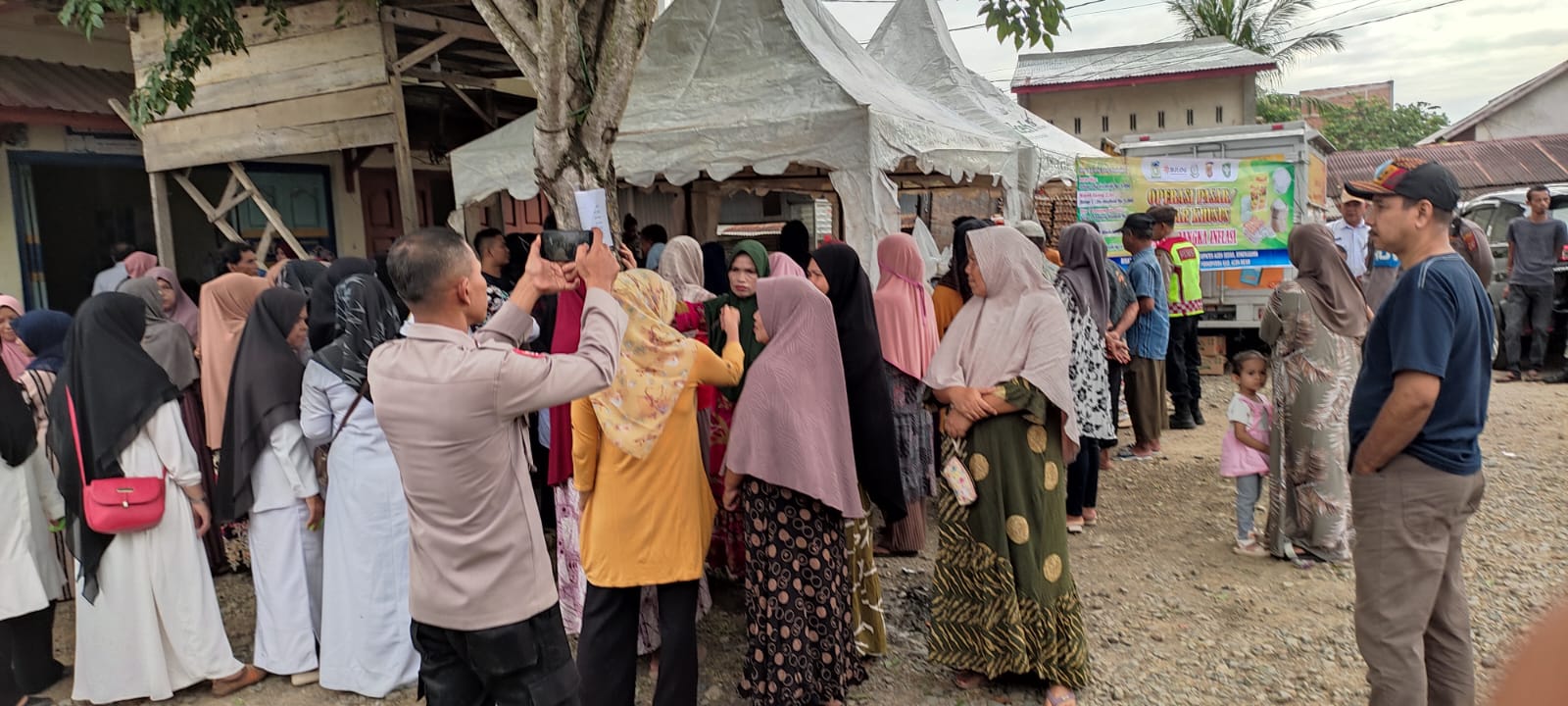 Warga Darul Kamal Antusias Belanja Di Operasi Pasar Khusus
