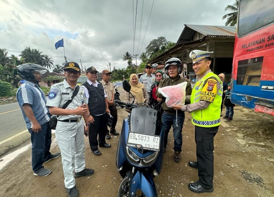 Di Tapsel, Taat Aturan Lalulintas Diberikan Hadiah
