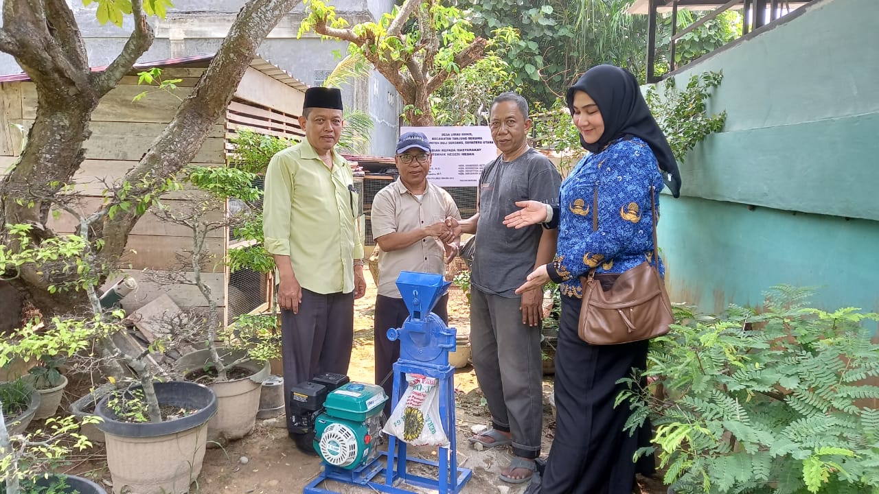 Polmed Medan Lakukan PKM Di Desa Limau Tanjung Morawa, Hibah Mesin Penggiling Jagung