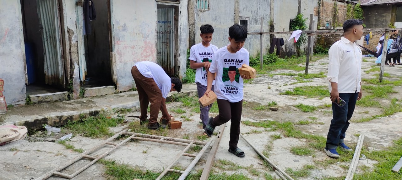 Dukung Aktivitas Belajar, Santri Dukung Ganjar Gotong Royong Renovasi Ruang Kelas Ponpes Saifullah
