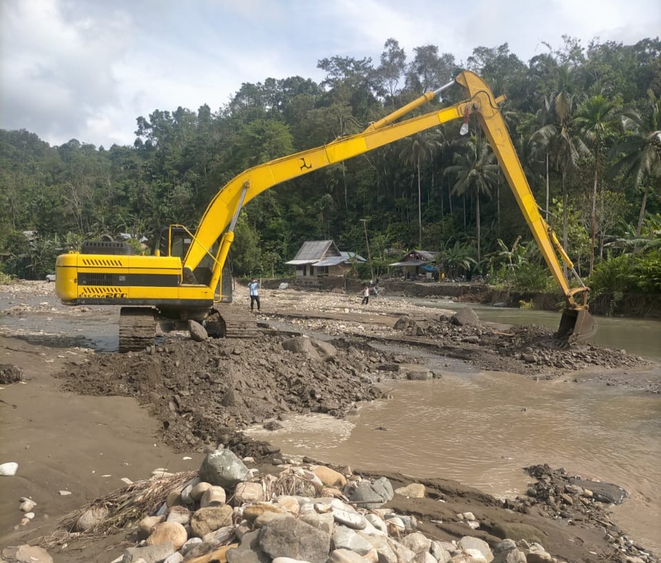 Akhirnya Jalan Terputus Di Nisel Mulai Ditangani