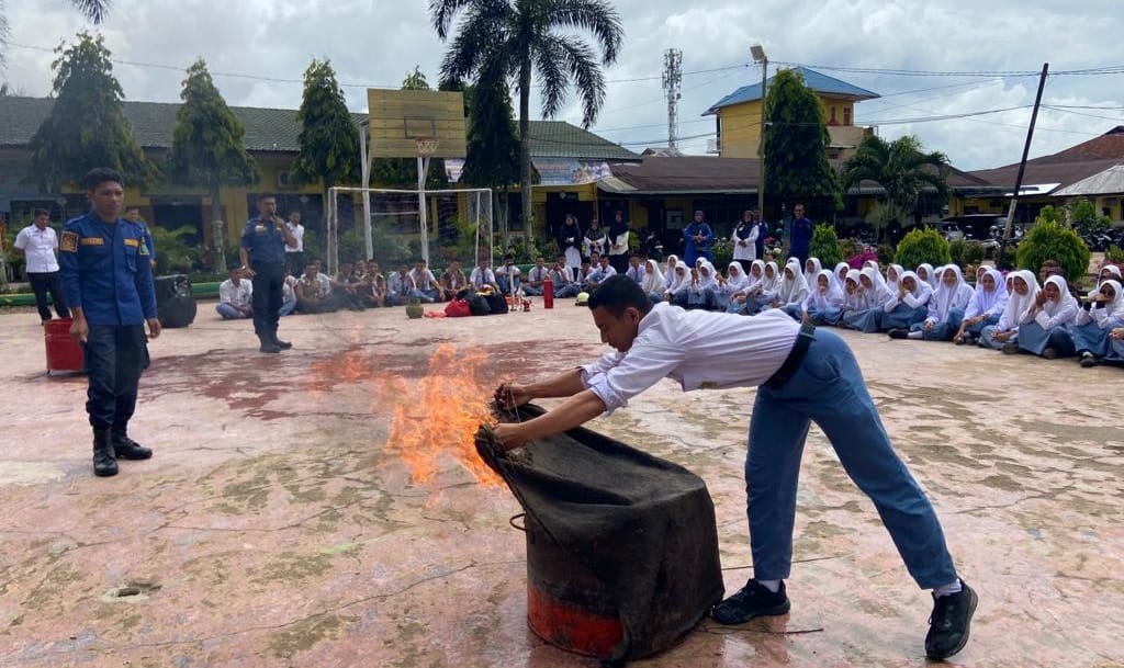 Petugas Damkar Edukasi Siswa MAN 1 Padangsidimpuan Tangani Kebakaran