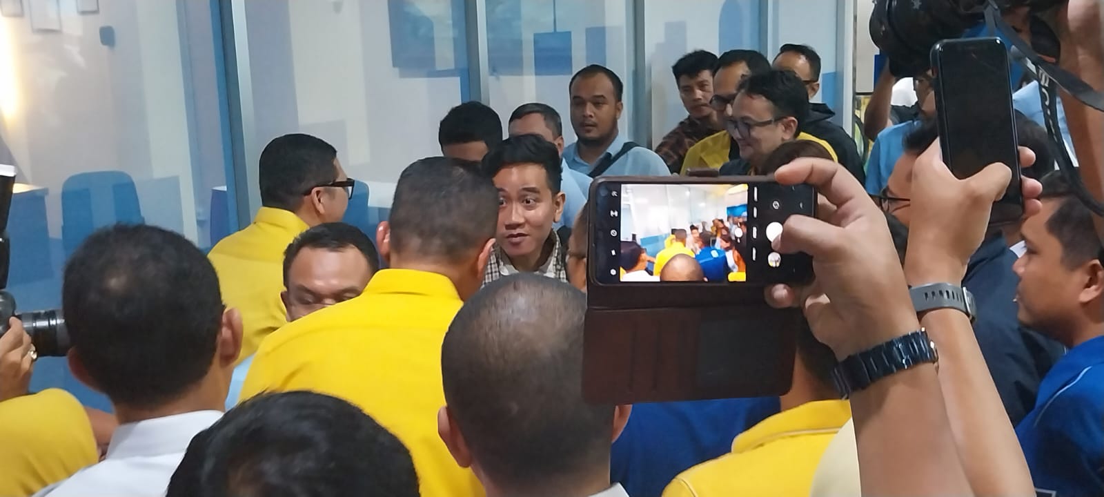 Cawapres Gibran Gunakan Kereta Api Bandara Ke Medan
