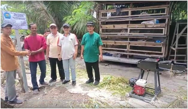 Tim PPTTG Polmed Serahkan Mesin Pencacah Pakan Bagi Peternak Sapi