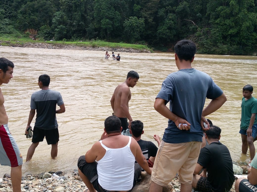 Pelajar SD Hanyut Di Sungai Muara Parlampungan