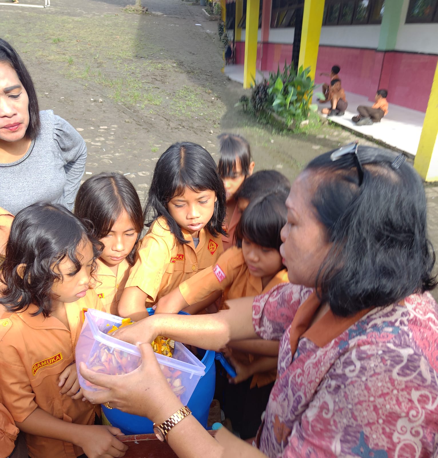 SD Negeri 064021 Kelola Sampah Organik Menjadi Eco Enzyme