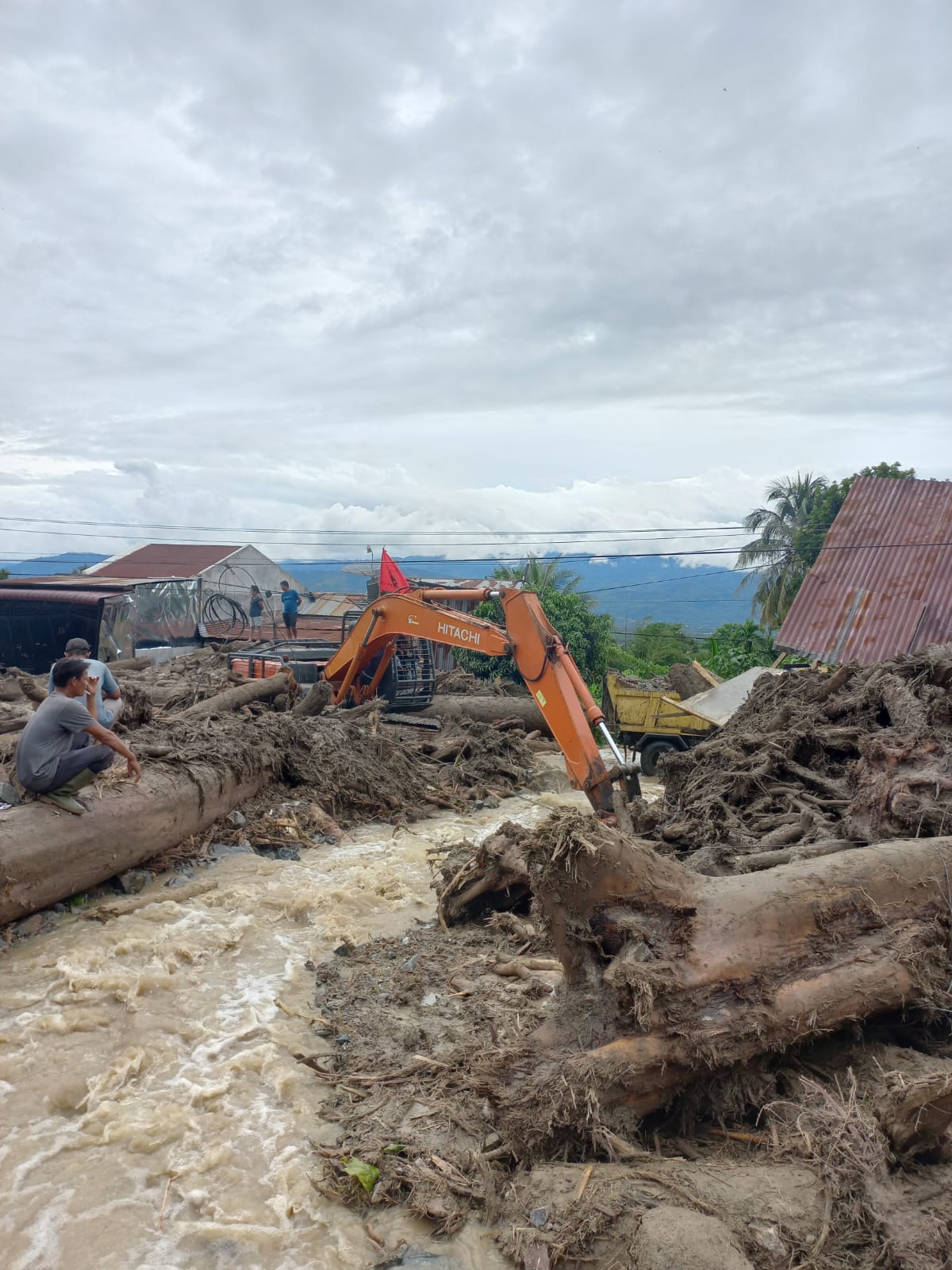 PDI-P Bantu Korban Banjir Bandang Agara