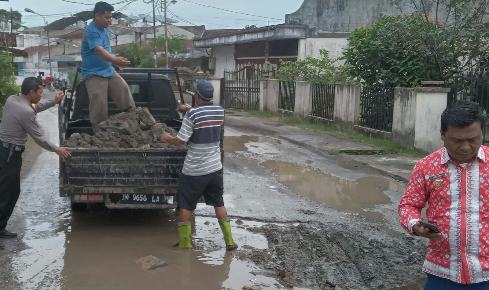 Bahayakan Pengguna Jalan, Polres P. Siantar Timbun Jalan Berlubang