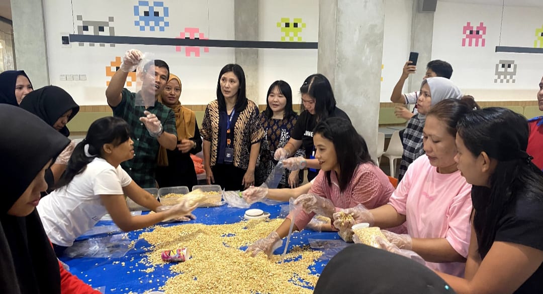 Tingkatkan Minat Wirausaha Universitas IBBI Latih IRT Bikin Tempe