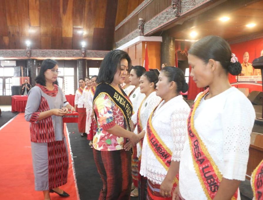 Satika Simamora Lantik Ratusan Bunda PAUD Se-Kabupaten Taput