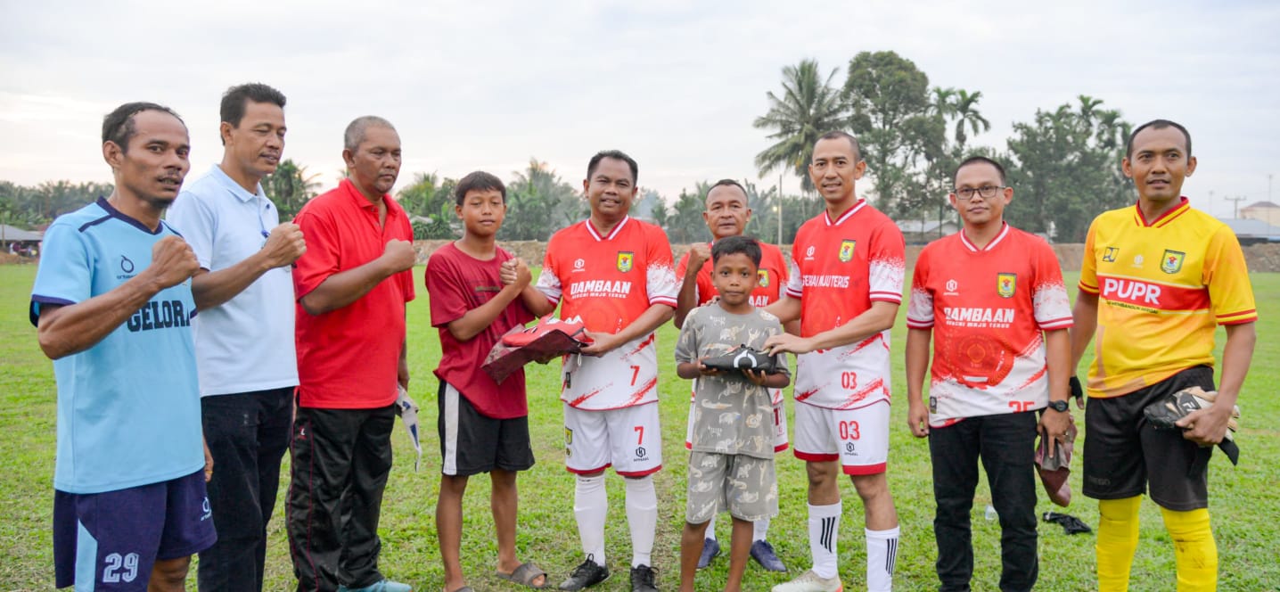 Gilang Dan Arpan Takjub Terima Sepatu Bola Dari Bupati Sergai