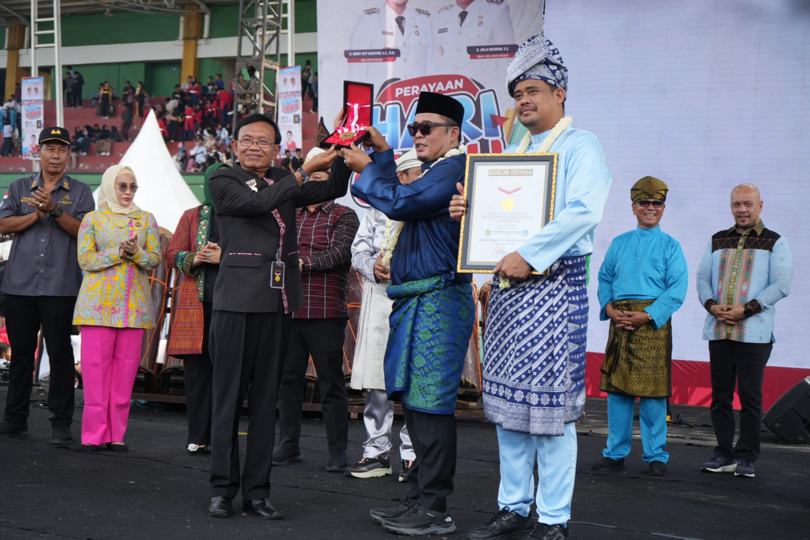 Tarian Multi Etnis Sepuluh Ribu Guru Di Medan Pecahkan Rekor MURI Dunia