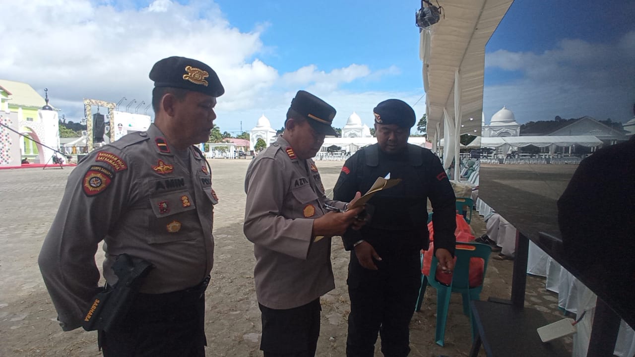 Polres Simeulue Dampingi Brimobda Aceh Sterilkan Tribun MTQ