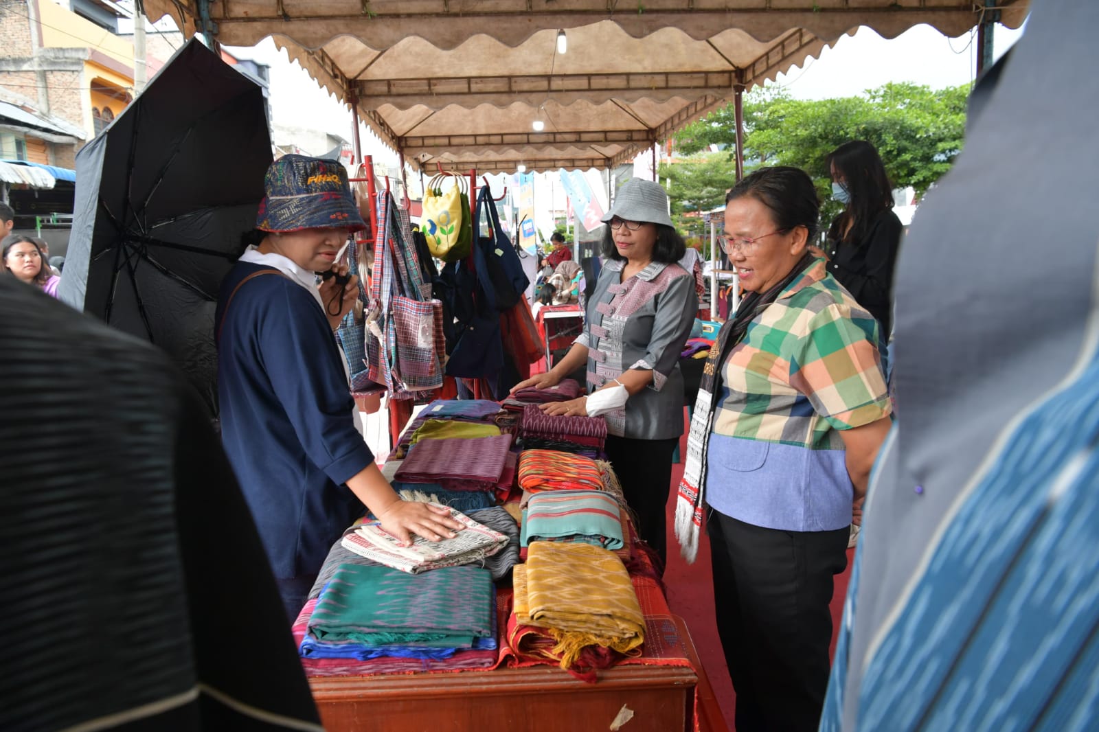 Ulos Produk Unggulan UMKM Toba Hadir Di AJWC 2023