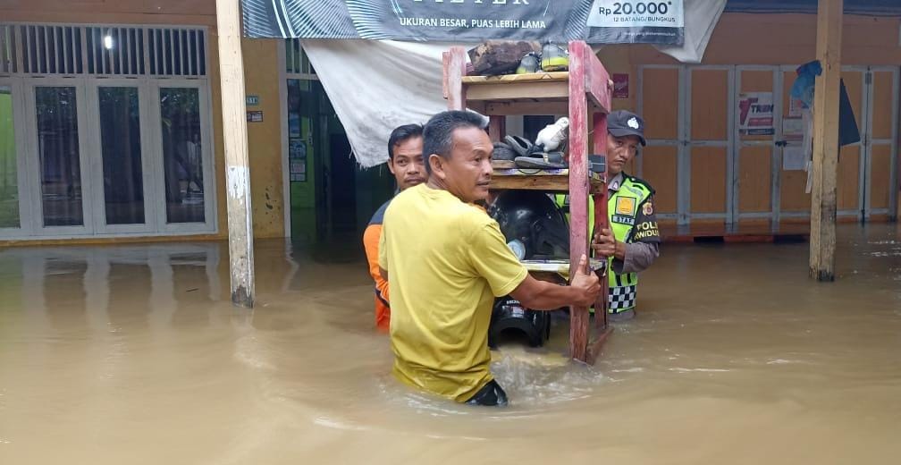 Polisi Singkil Sigap Evakuasi Warga Terdampak Banjir