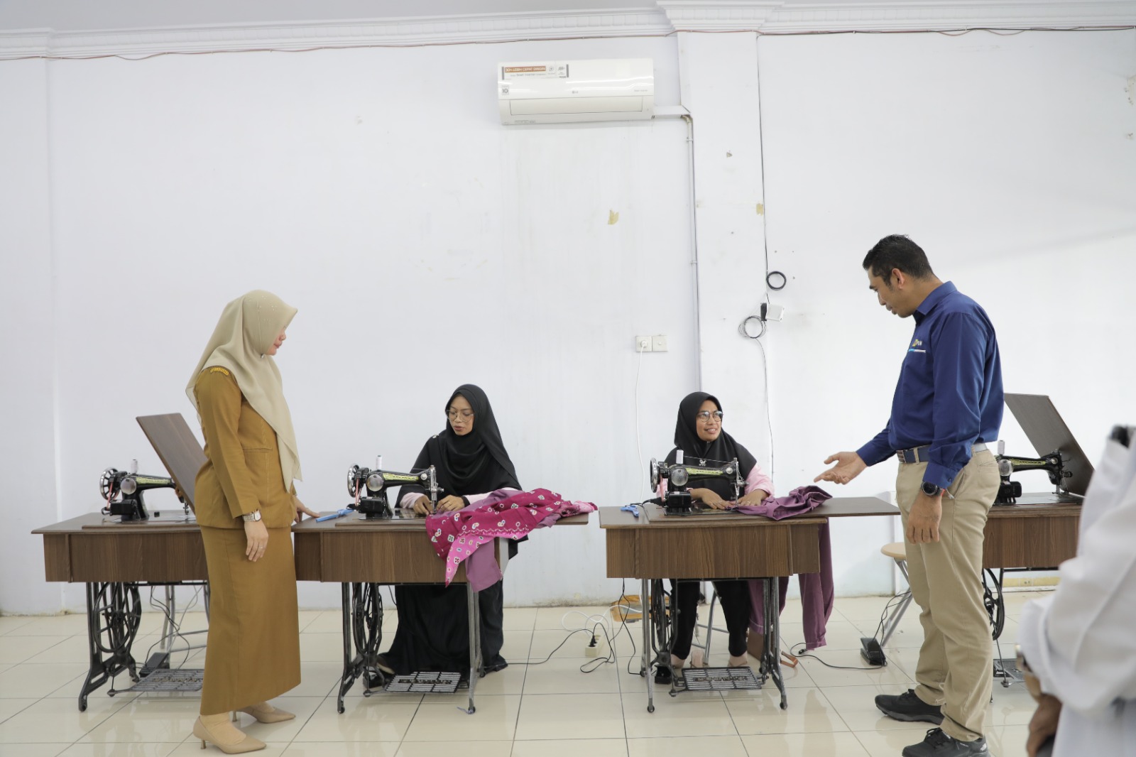 Dorong Produktivitas Perempuan, PLN Peduli Resmikan Kelompok Terampil Menjahit