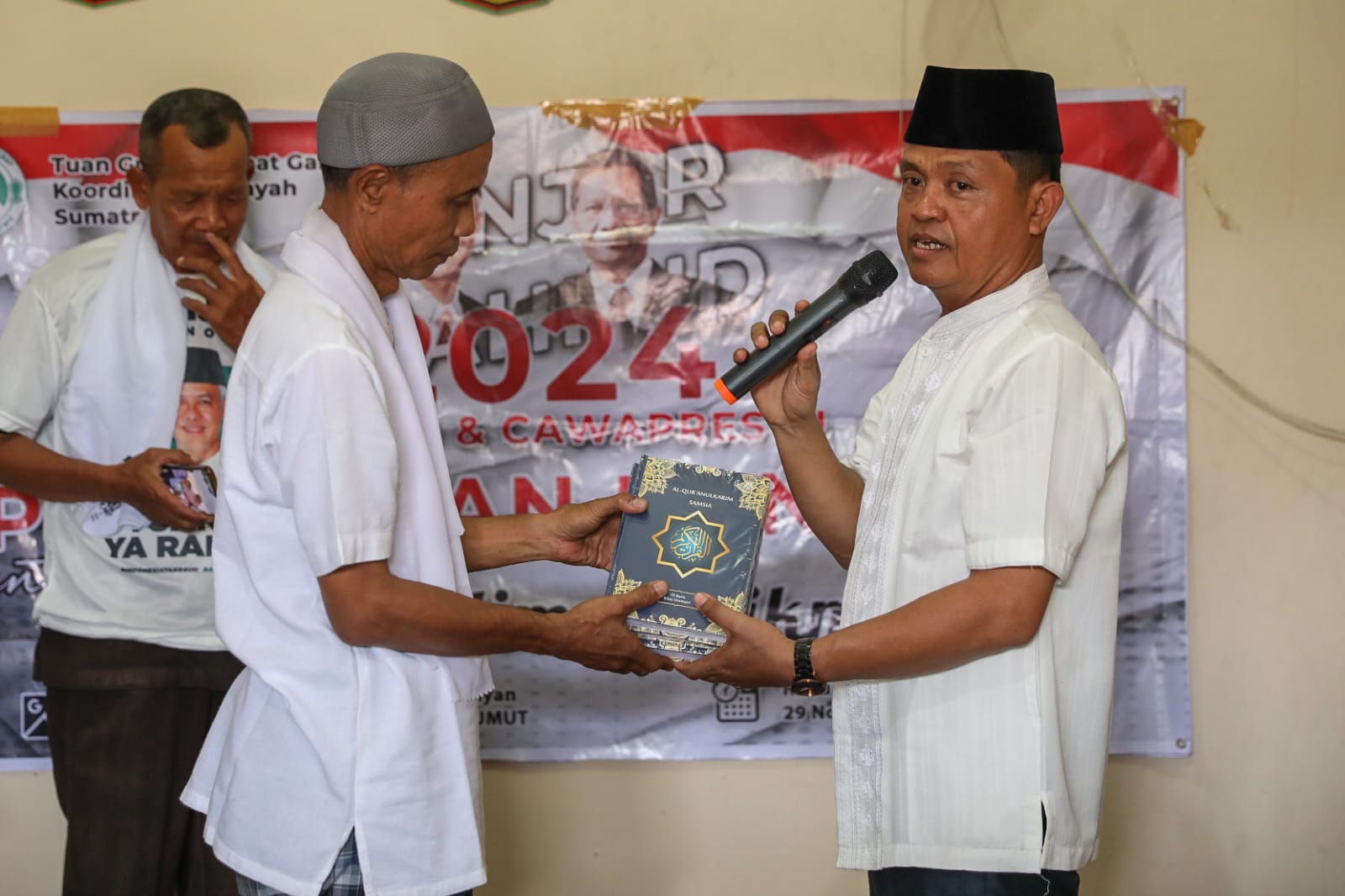 Dukung Kegiatan Taklim di Medan, Tuan Guru Ganjar Serahkan Bantuan Mushaf dan Pengeras Suara