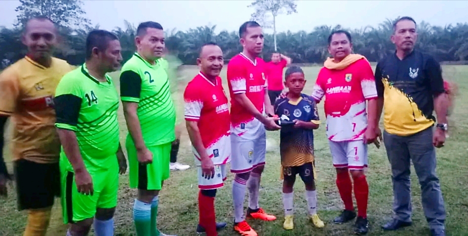 Anugrah Sumringah Terima Sepatu Bola Dari Kapolres Sergai