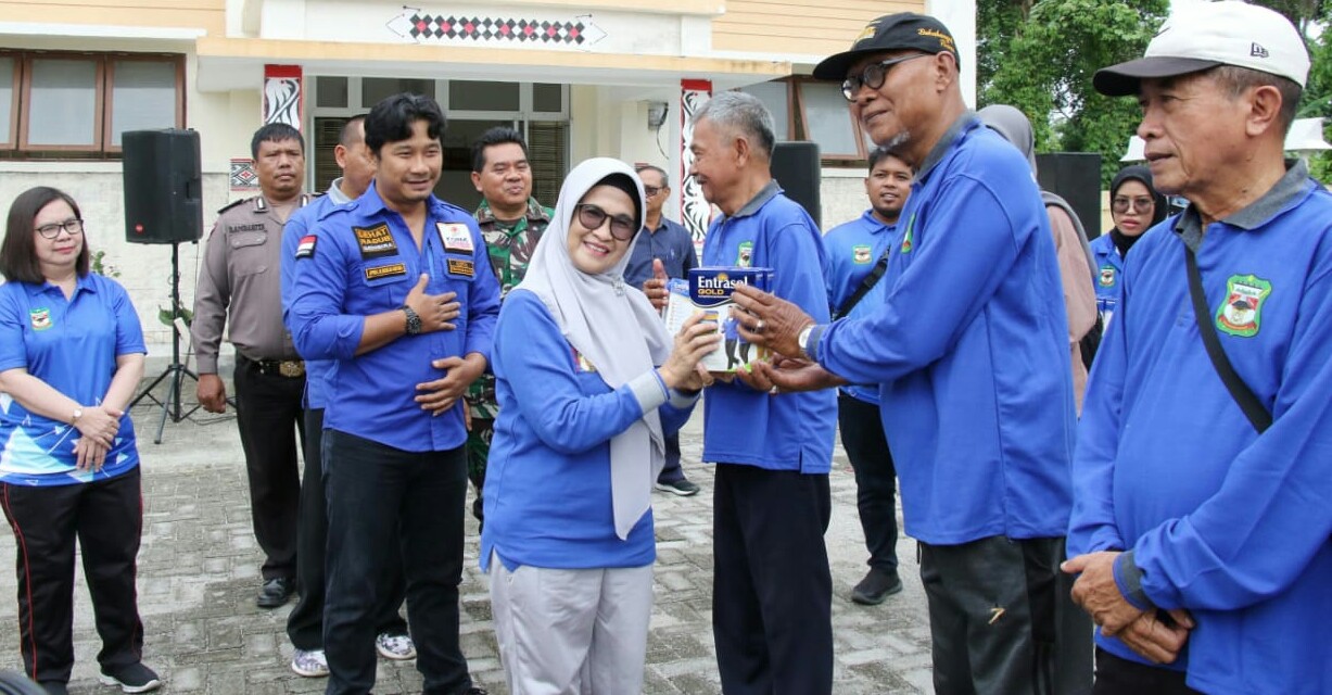 Wali Kota P. Siantar Beri Makanan Tambahan Kepada Lansia