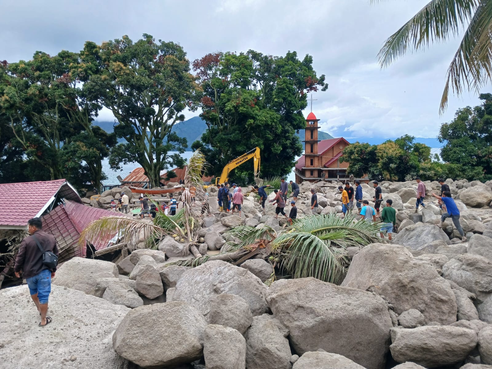 Longsor Batu Ratakan Puluhan Rumah Di Baktiraja, 12 Orang Hilang