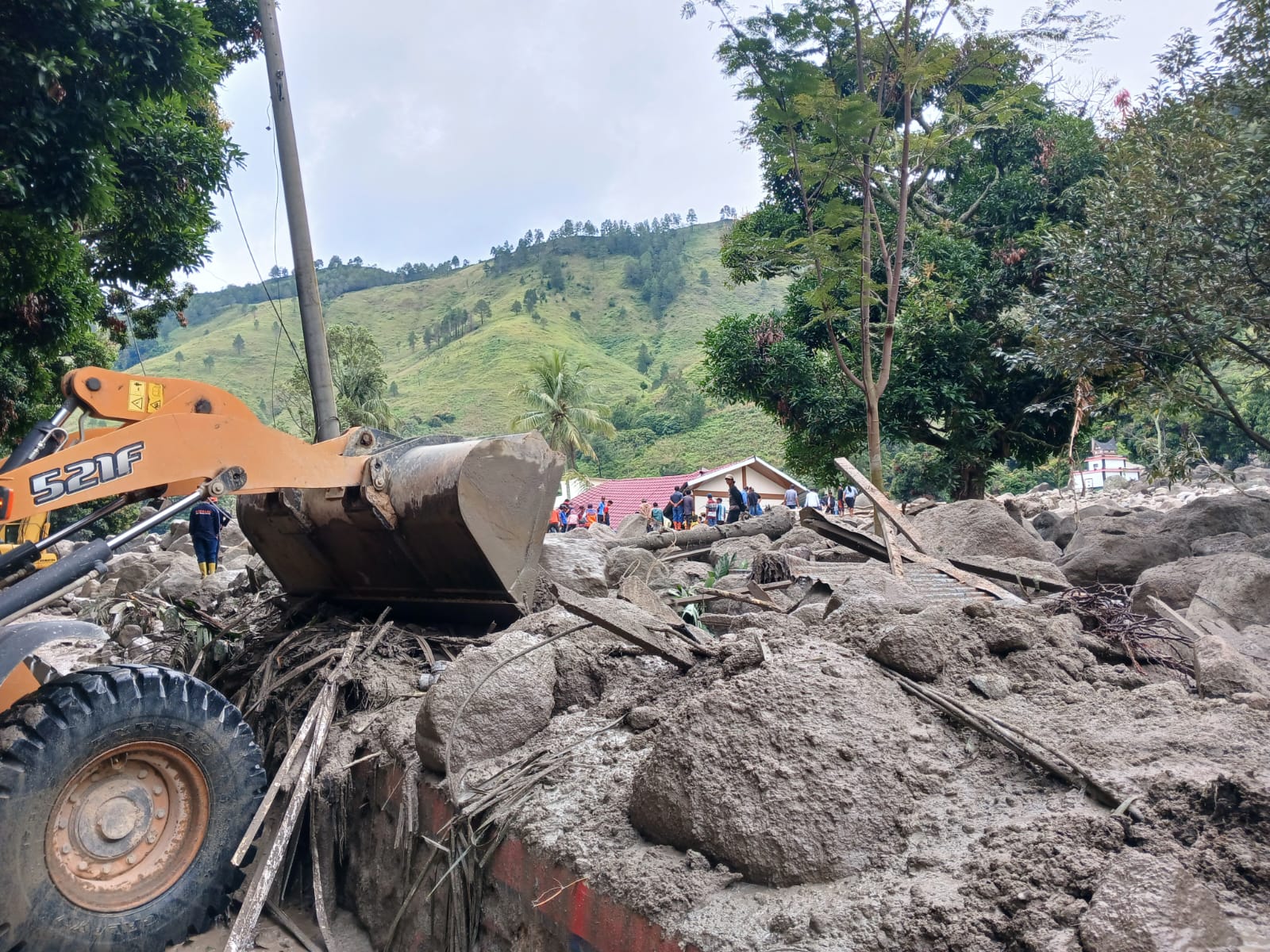 Pasca Longsor Di Baktiraja, Akses Jalan Lumpuh
