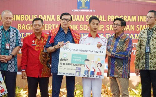 Menkumham Yasonna Serahkan Bantuan Dana Pendidikan PIP Di Sumut