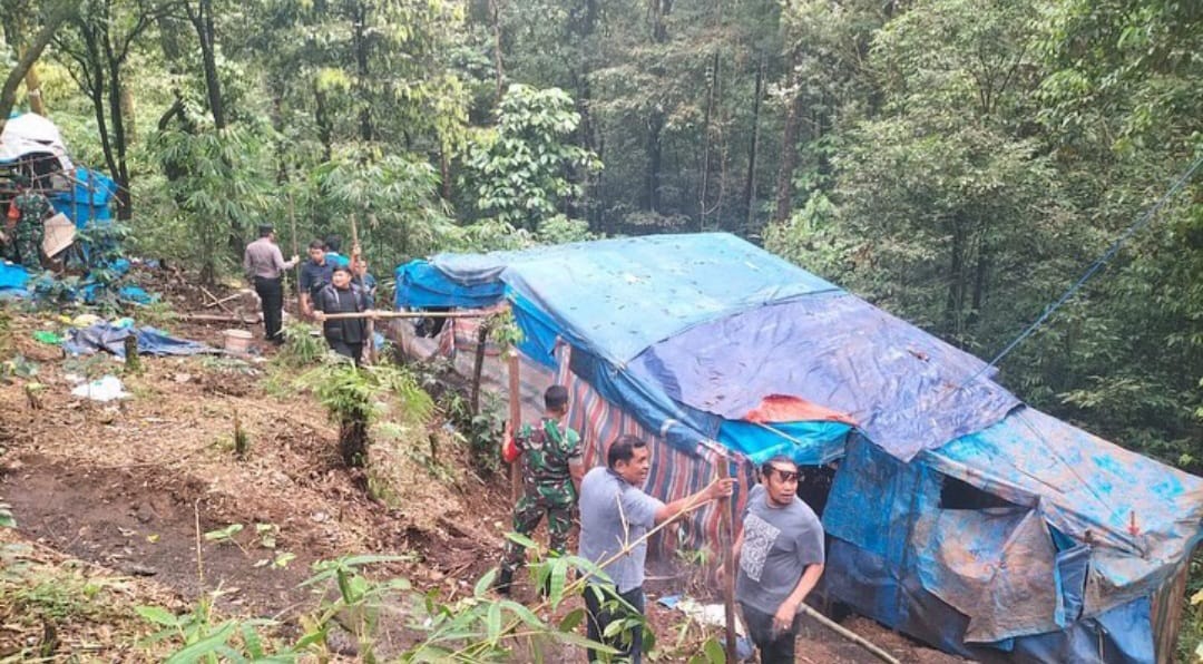 Polisi Dan TNI Ratakan Gubuk Narkoba Dan Judi Di Sepanjang Jalan Medan-Berastagi
