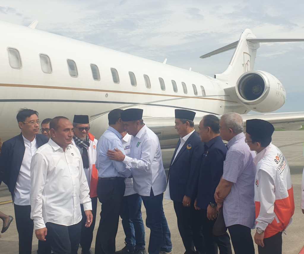 Anies Peluk Hangat Sukhairi