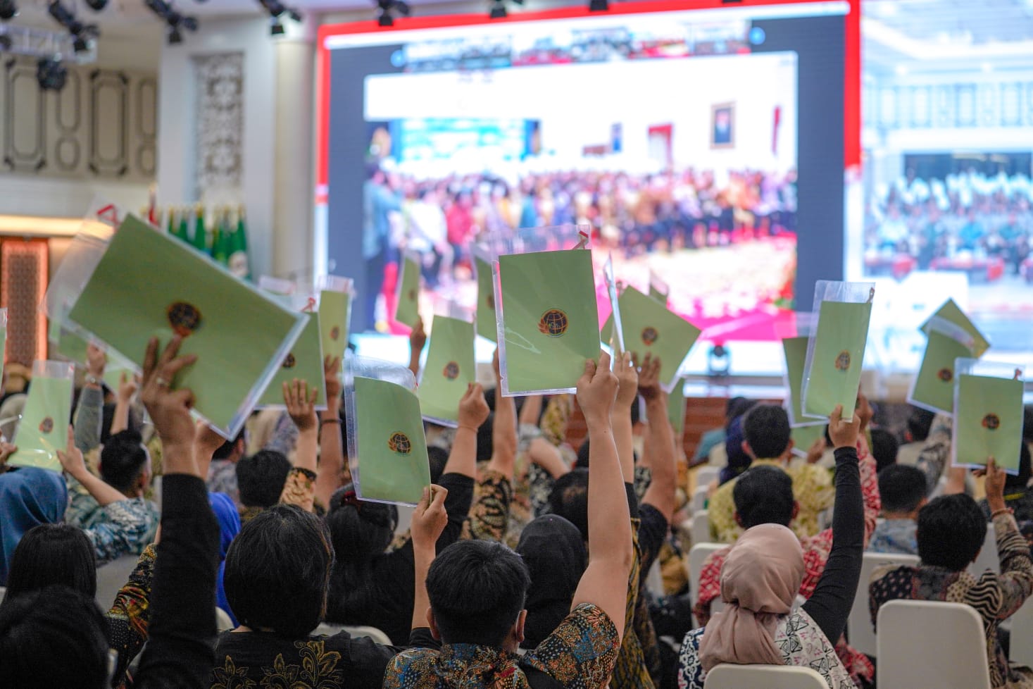 Bobby Nasution Saksikan Kebahagiaan 75 Warga Medan Terima Sertifikat PTSL