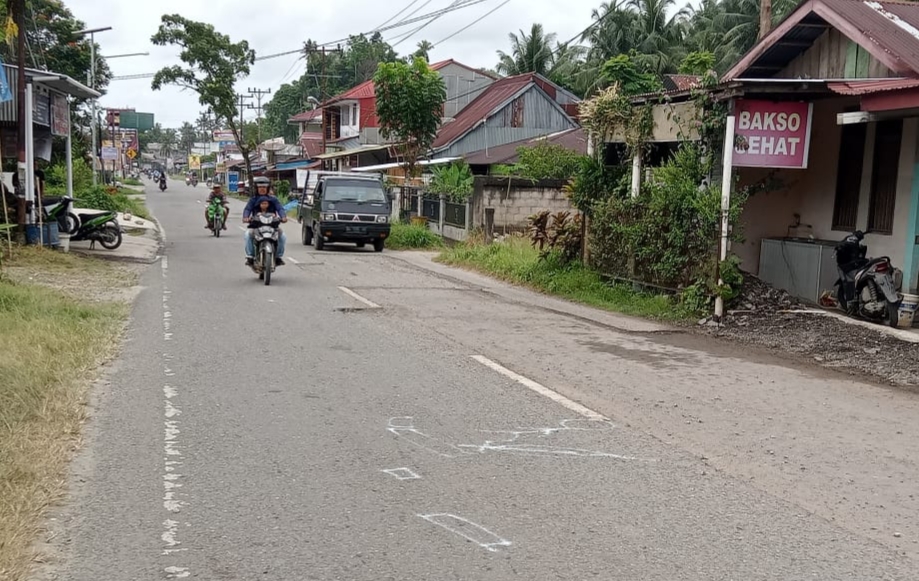 Pekerjaan Patching Jalan Nasional Ruas Telukdalam - Lolowa'u Lamban Sebabkan Kecelakaan