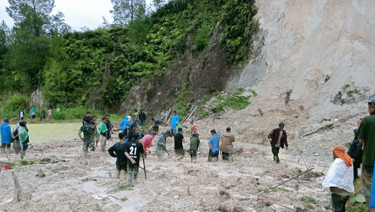 Ibu Dan Anak Tewas Tertimbun Tanah Longsor Saat Berteduh Di Gubuk