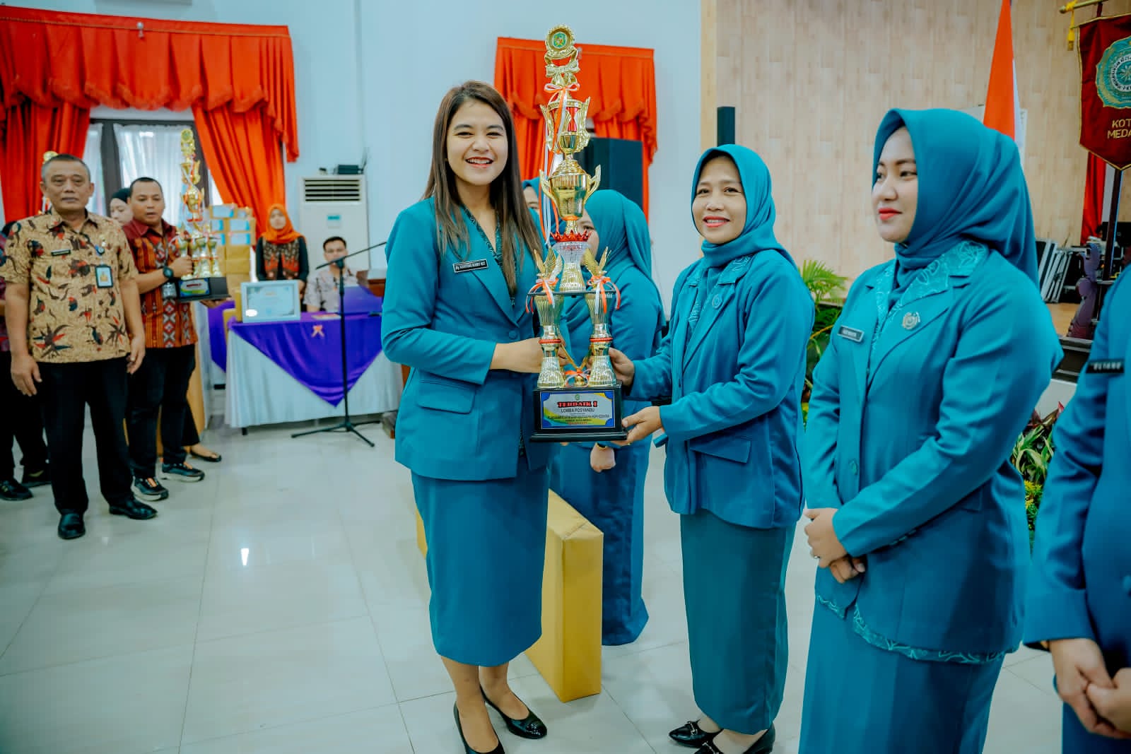 Apresiasi Pemenang Lomba Bakti Sosial Kesatuan Gerak PKK-KB-Kesehatan, Ny Kahiyang Ayu Beri Hadiah dan Sertifikat