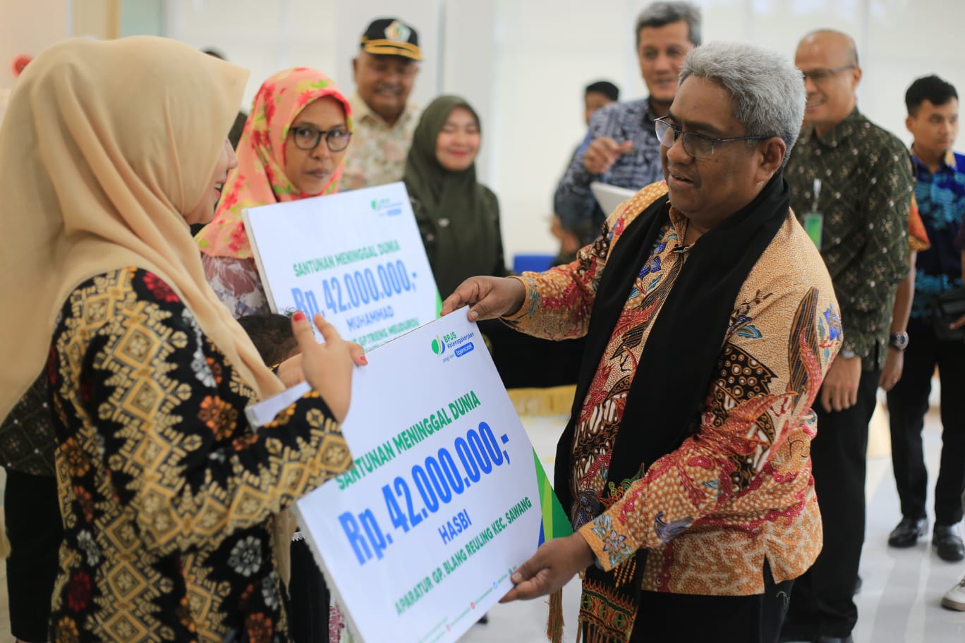 BPJS Ketenagakerjaan Salurkan Santunan Kematian Dan Beasiswa Rp.345 Juta Untuk Aparatur Gampong