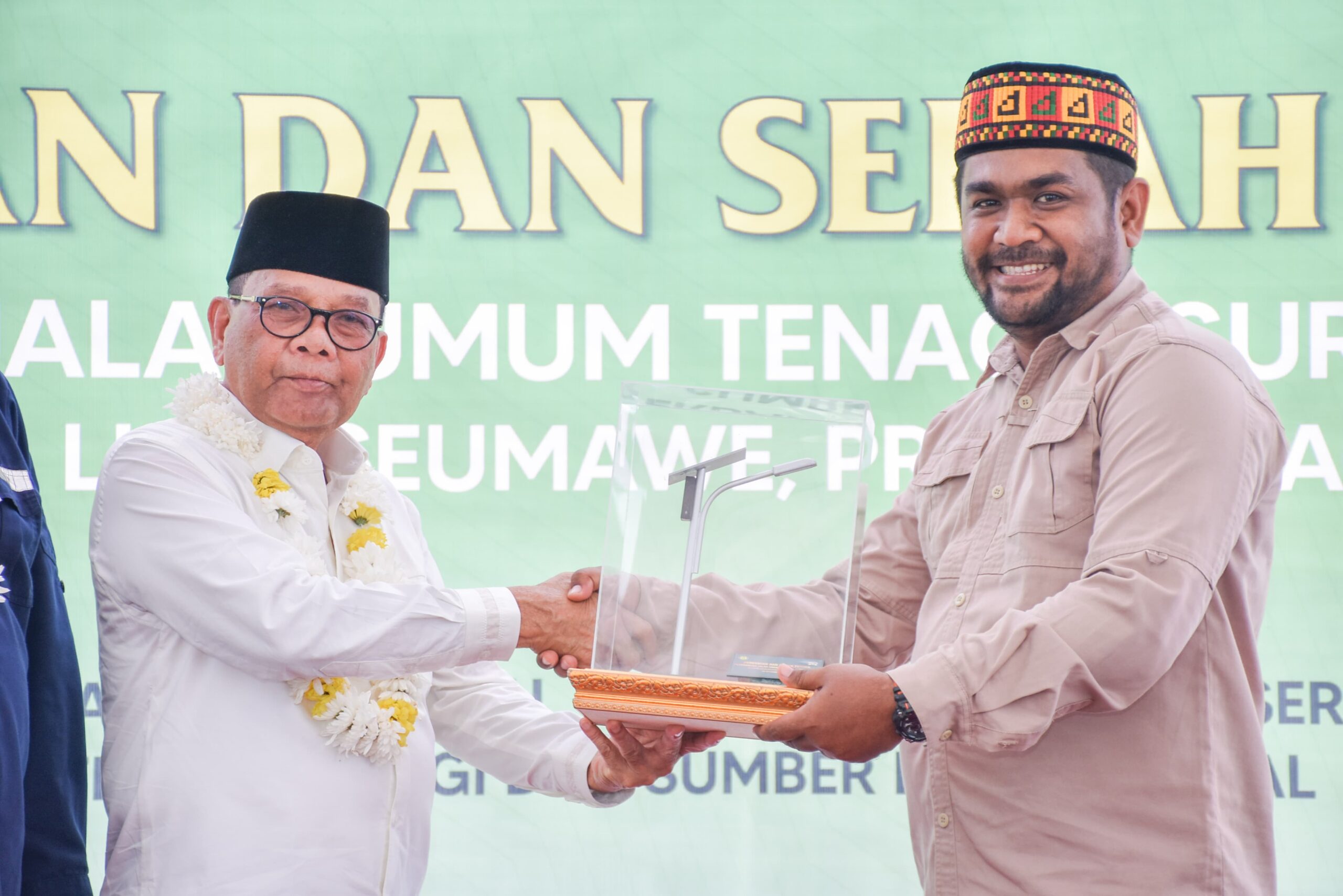 Anwar Idris Serahkan 67 Unit PJU-TS Untuk Kota Lhokseumawe