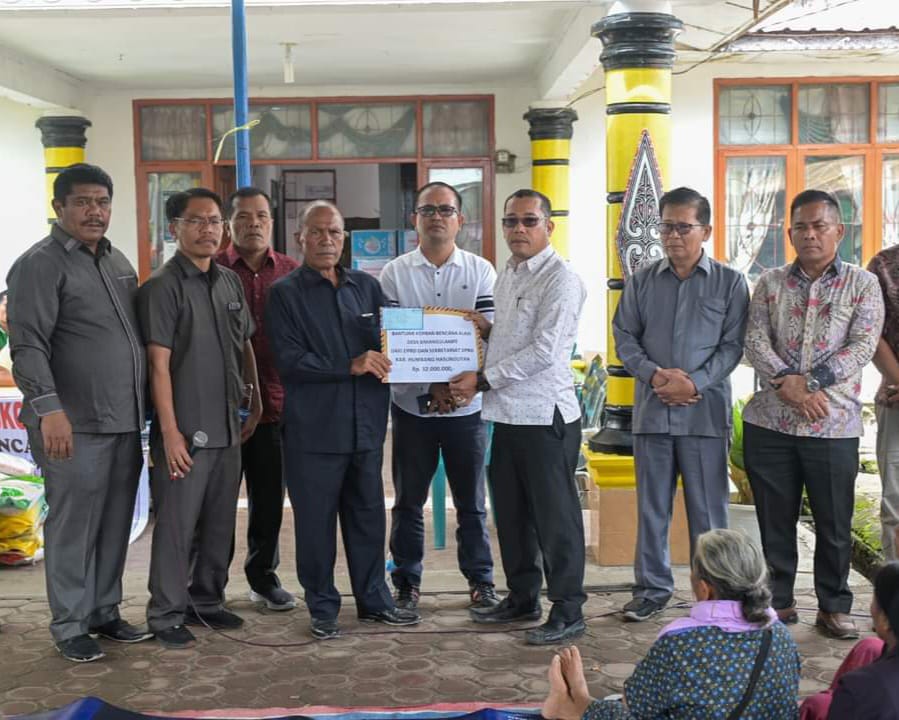 DPRD Humbahas Salurkan Donasi Kepada Korban Longsor