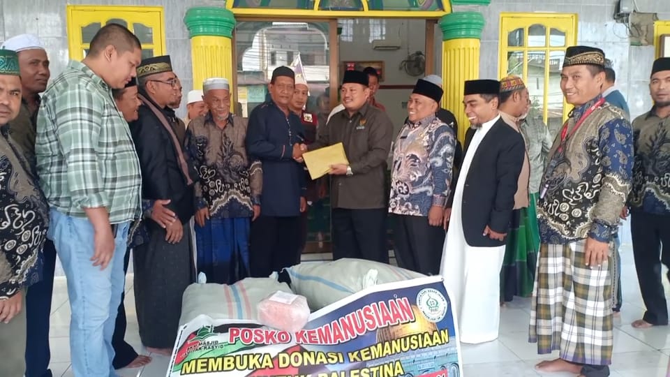 PHBI-BKM Jamik Al Rasyid Bantu Palestina Rp25 Juta Dan 4 Bal Pakaian