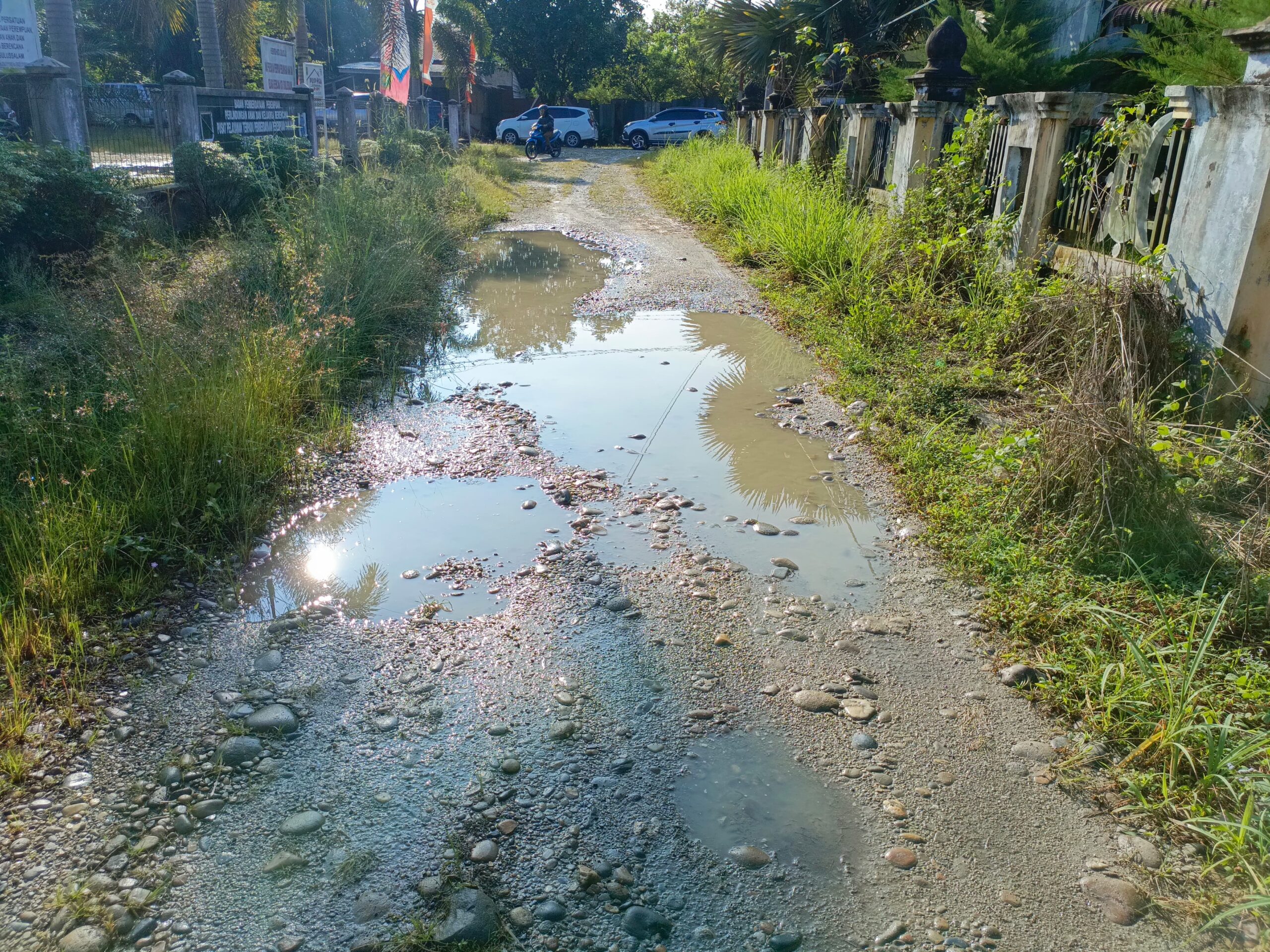 Jalan Lintas Menuju Empat Instansi Di Belakang DPRK Becek, Berlubang