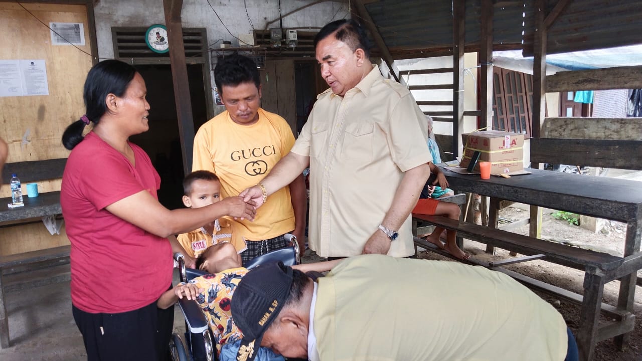 Salim Fakhry Bantu Kursi Roda Bocah Cacat Sejak Lahir