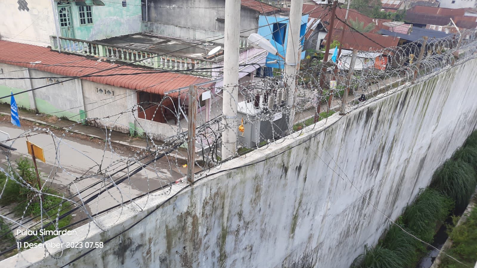 Sangkut Di Kawat Duri, Petugas Lapas Amankan 'Bingkisan' Sabu