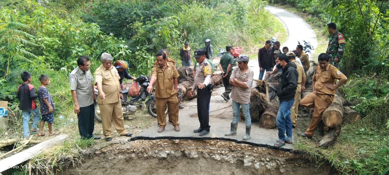 Tiga Pejabat Taput Tinjau Jalan Tambokan Desa Lumban Silintong Pagaran