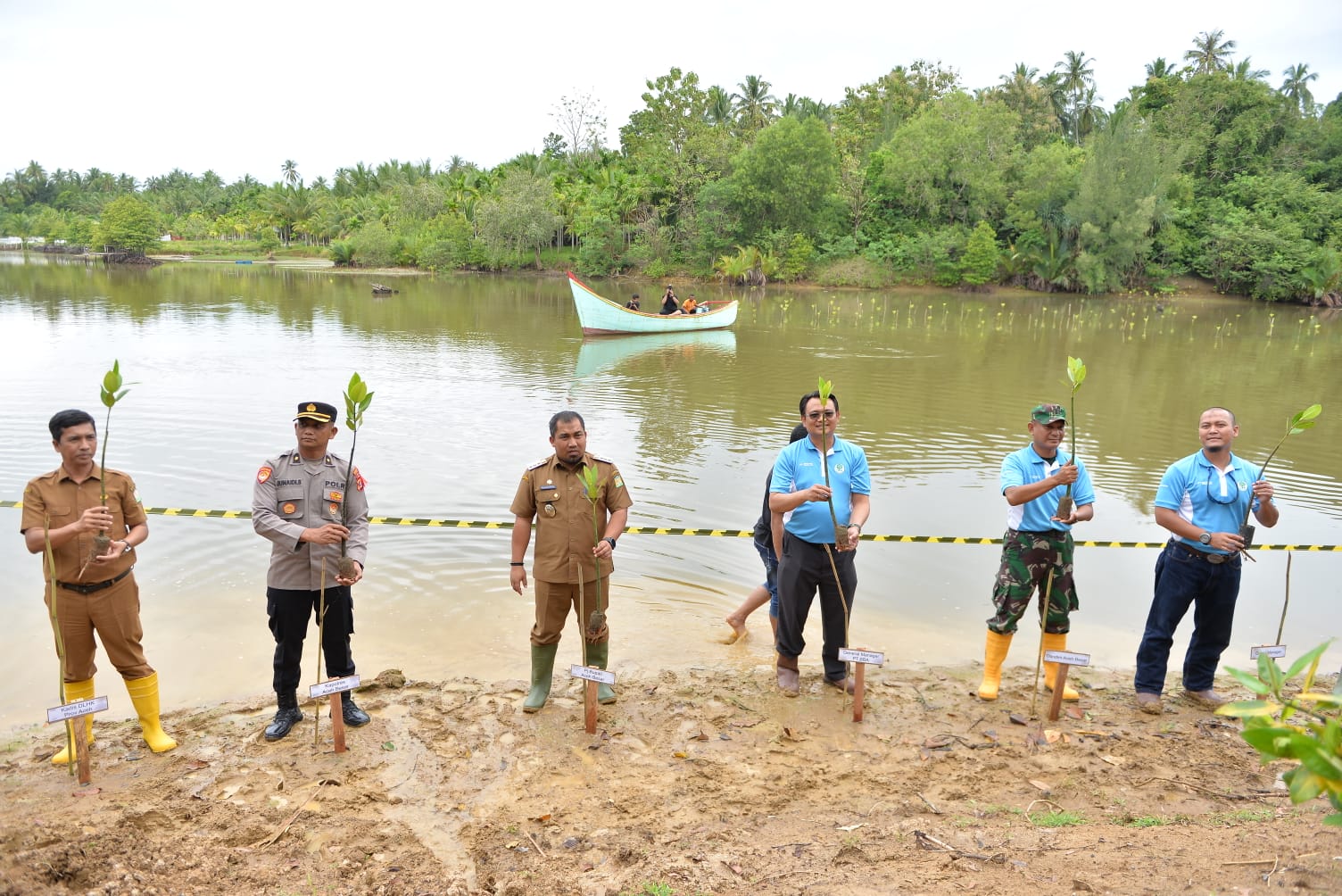 Solusi Bangun Andalas Tanam Ribuan Mangrove