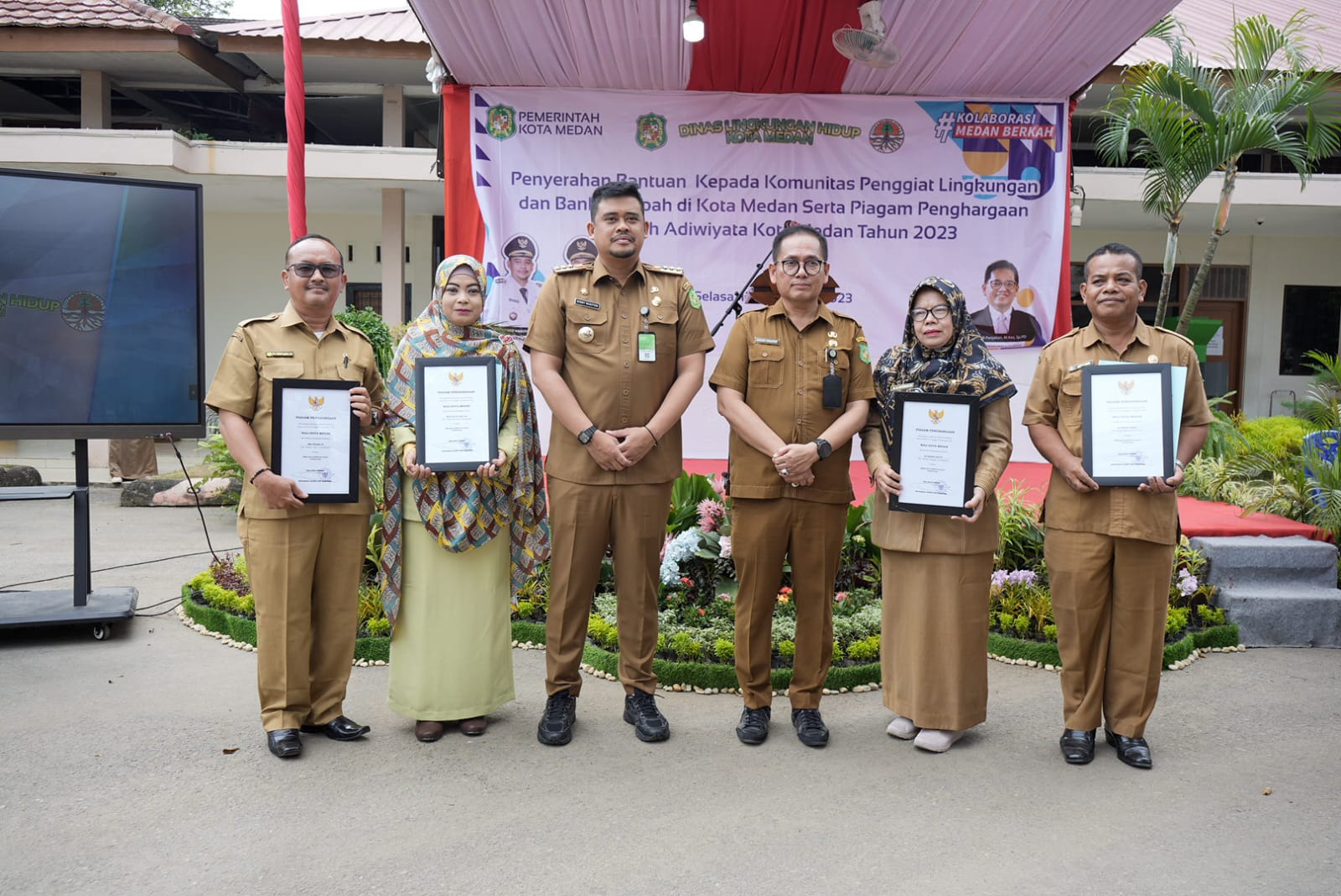 Bobby Nasution Serahkan Bantuan Mesin Dan Peralatan Pada Komunitas Lingkungan Serta Bank Sampah