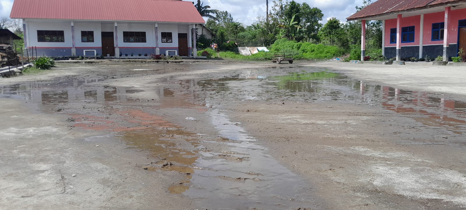 Butuh Perhatian, Halaman SDN 173386 Onan Runggu Pagaran Selalu Tergenang Air