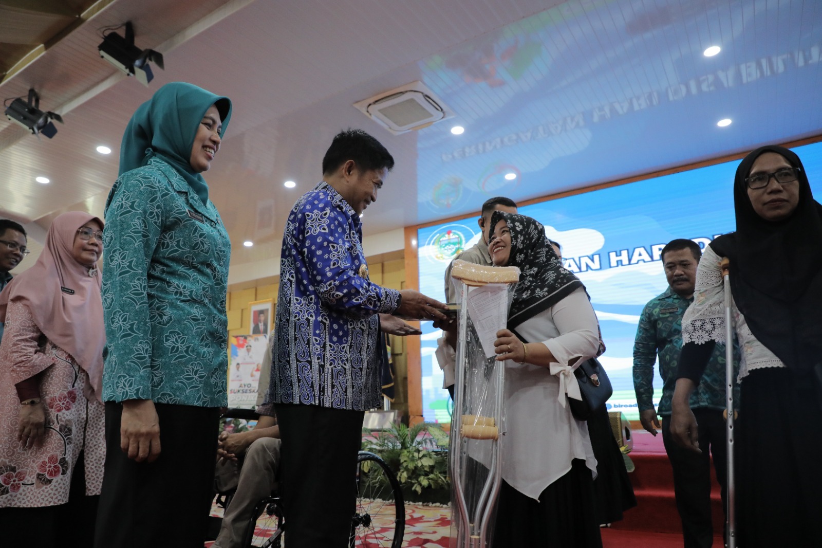 Dukung Kemandirian Penyandang Disabilitas, PLN Serahkan Bantuan 50 Unit Tongkat Kruk