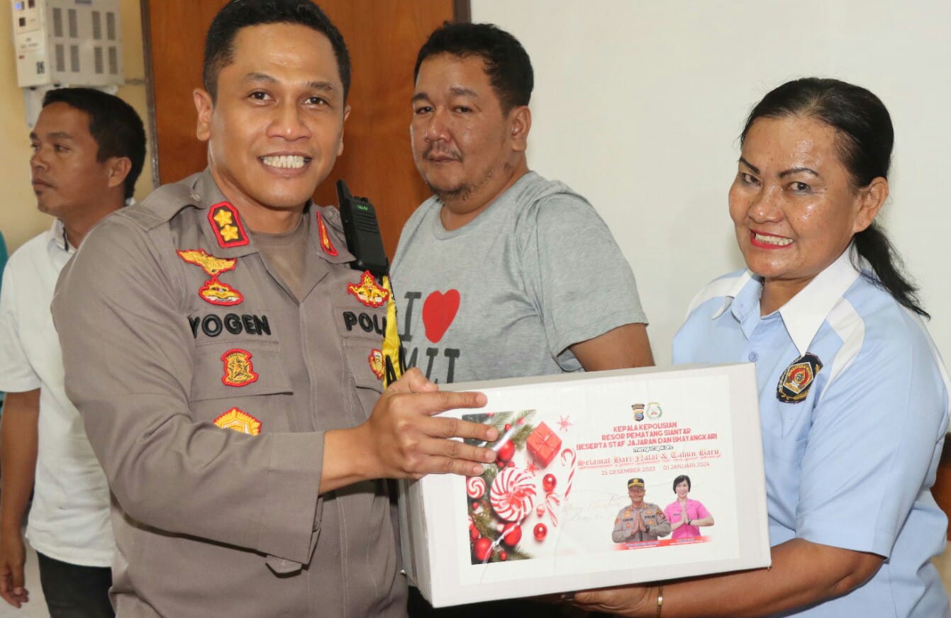 Kapolres P. Siantar Berikan Bingkisan Nataru Bagi Wartawan